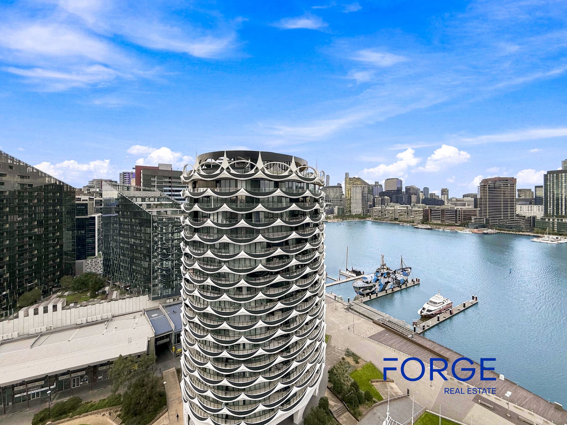 1810 / 8 Pearl River Road, DOCKLANDS